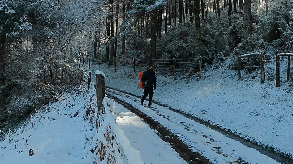 Caminando un tramo con nieve en el Camino Primitivo en Asturias