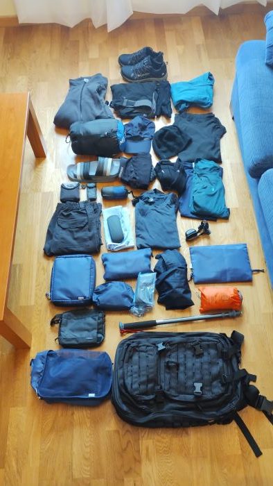 Foto con todo el equipo que utilicé en el Camino Primitivo de Santiago