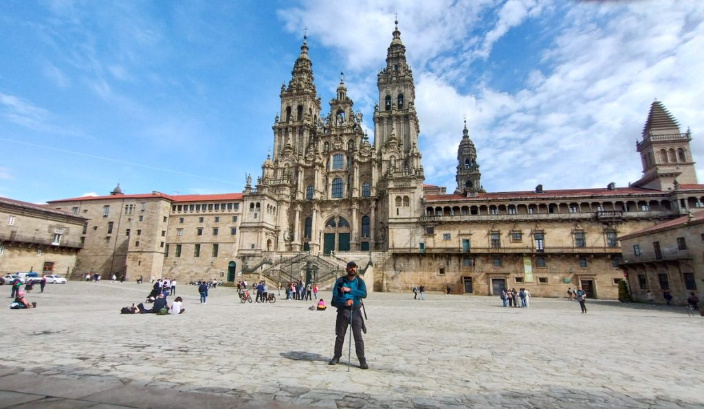 Llegada a la plaza de Obradoiro de Santiago de Compostela tras recorrer el Camino Primitivo