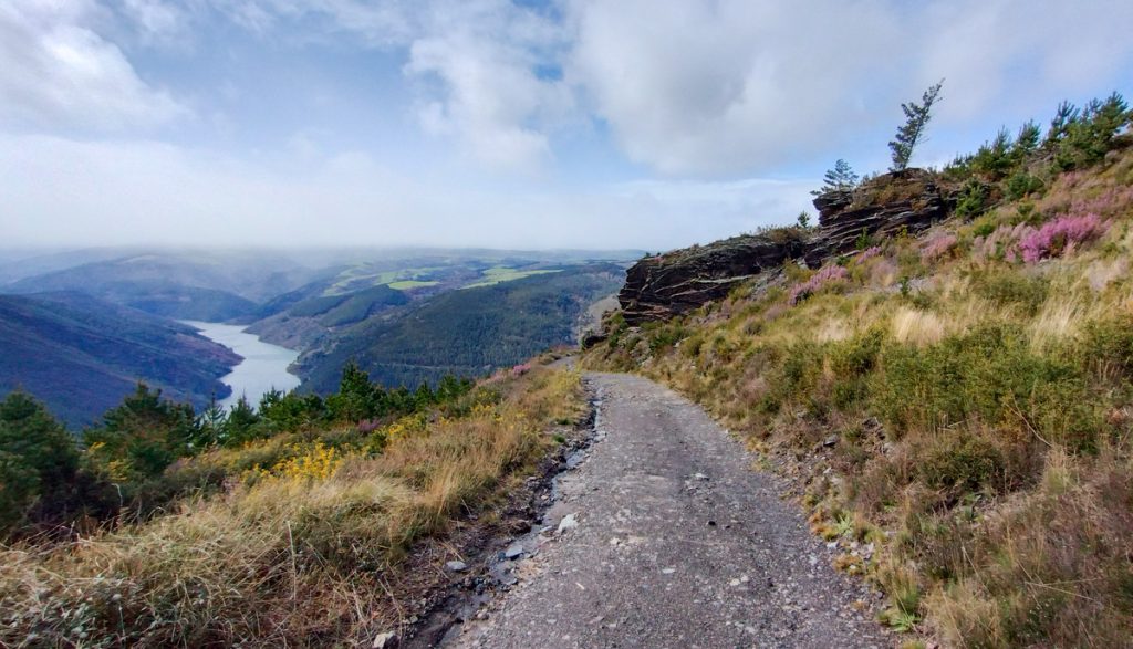 Bajada hacia el embalse de Grandas de Salime, Asturias, con el embalse al fondo