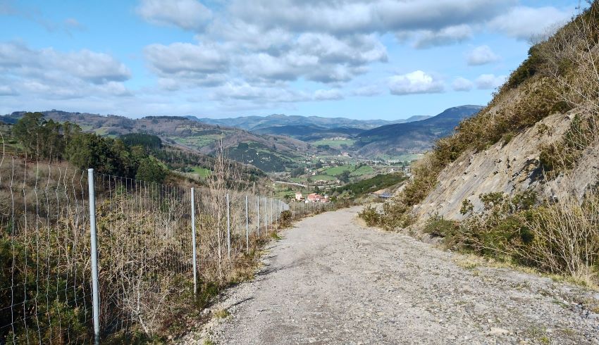 Pista que desciende hacia el valle del Narcea en Asturias