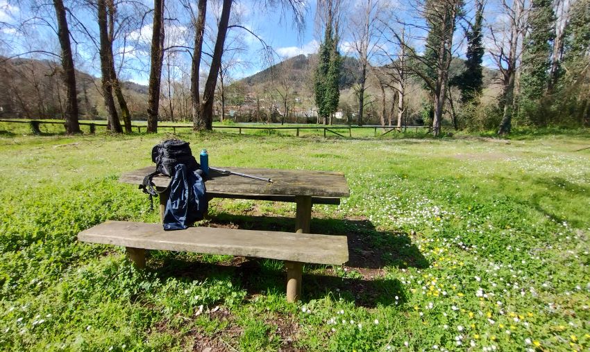 Área de descanso junto al río Narcea en Cornellana. Etapa 2 del Camino Primitivo