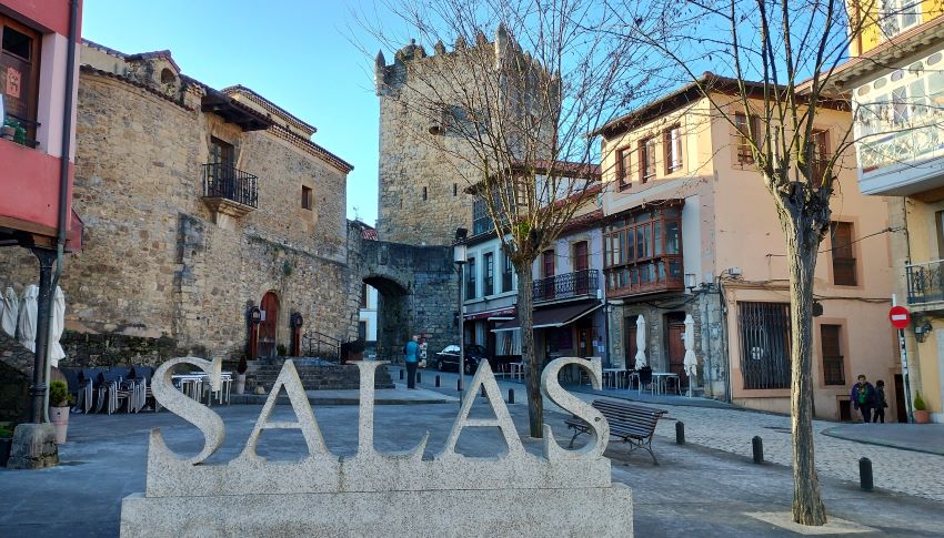 Imagen de la torre de Salas, Asturias, en la segunda etapa del Camino Primitivo