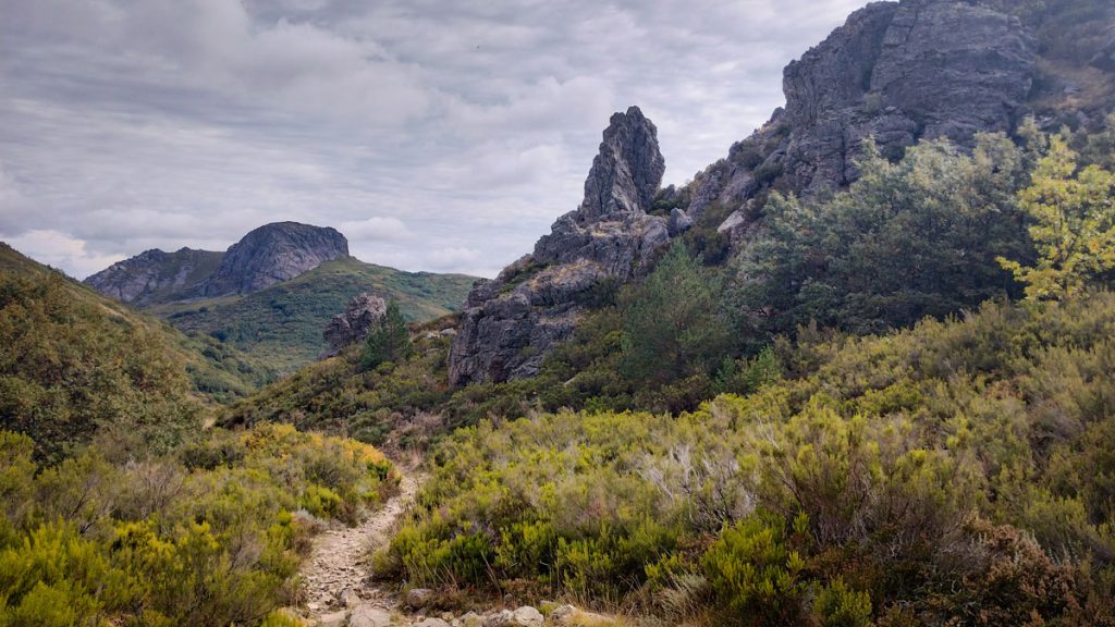 Paisaje de montaña en el Camino del Salvador, cerca de Buiza, León