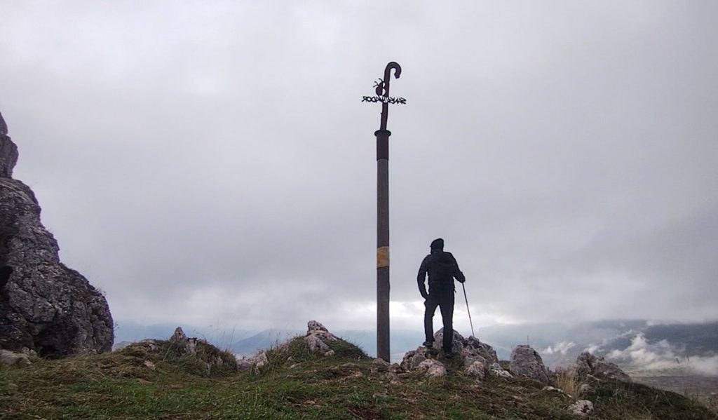 Peregrino junto a la Cruz del Salvador, cerca de Poladura de la Tercia, León