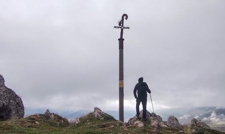 Peregrino junto a una cruz en el Camino del Salvador
