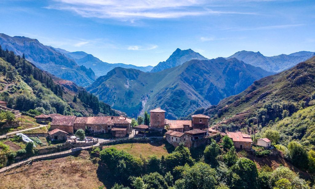 Vista de Bandujo, Asturias, con montañas al fondo