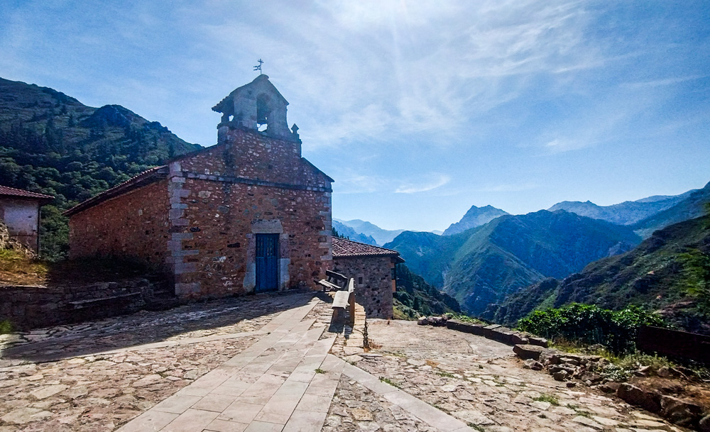 Iglesia de Bandujo con montañas al fondo