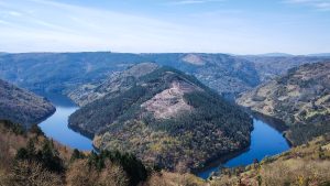 Panorámica de un meandro del río Miño en el Camino de Invierno