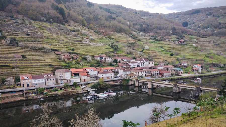 El pueblo de Belesar, en la orilla del río Miño