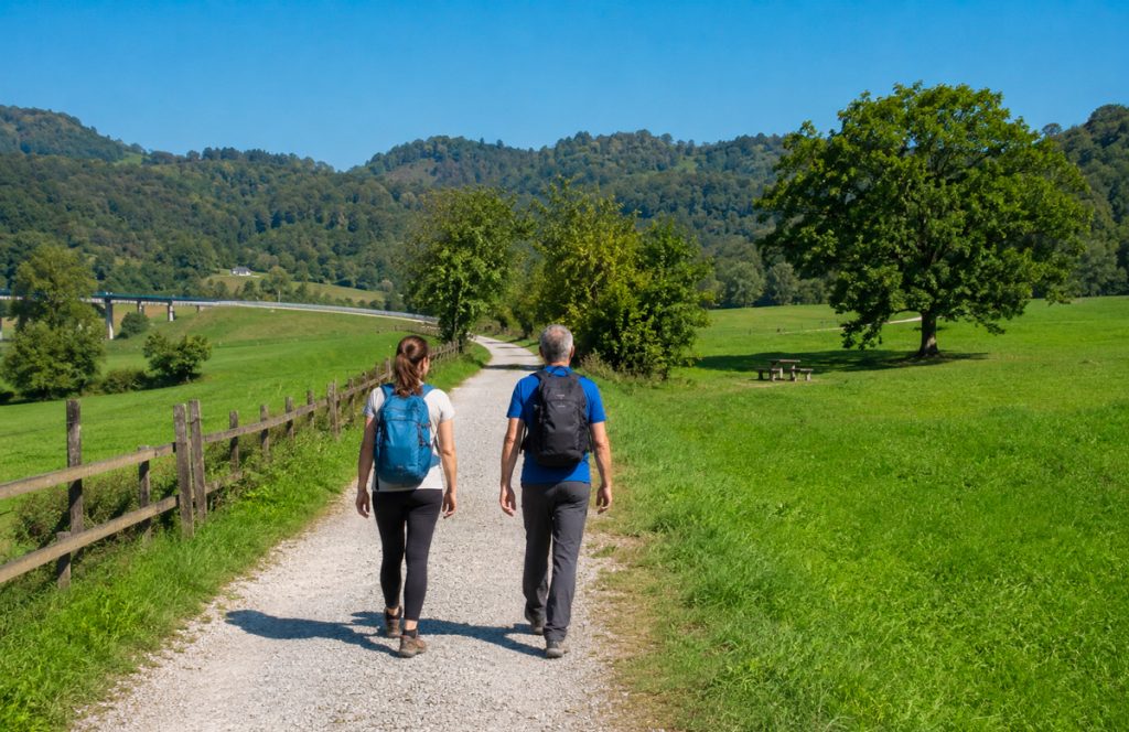 Pareja de senderistas en una excursión sencilla
