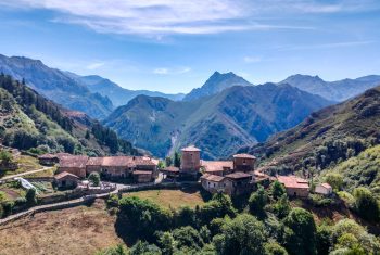 Caminando por Asturias Pueblo de montaña en Asturias